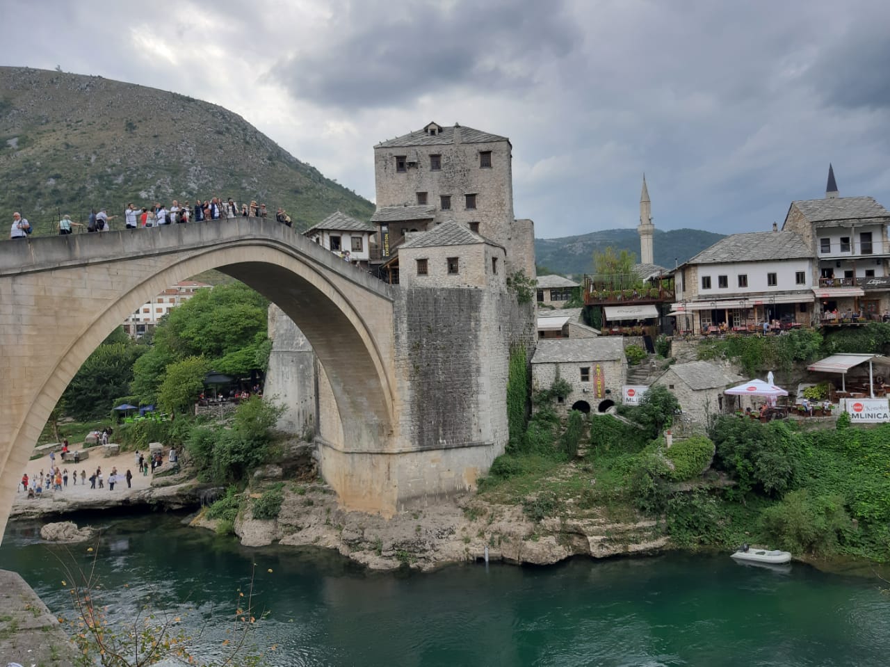 Die ottomanische Br&uuml;cke von Mostar aus dem 16. Jh. in der Herzegowina