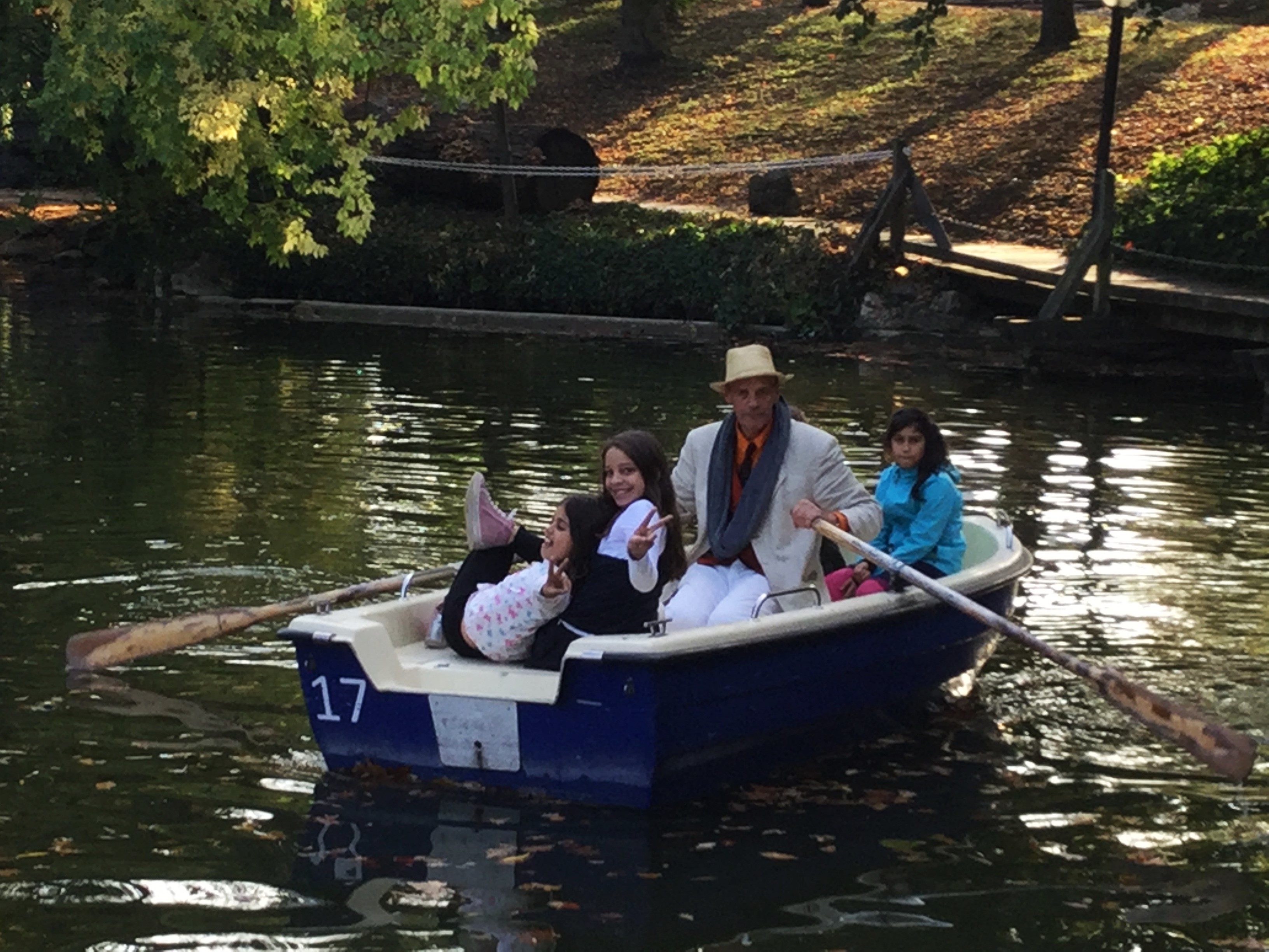 mit dem Sprachtreff Kinder Deutschkurs im Palmengarten beim Bootsfahren